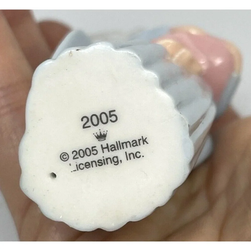 2005 Hallmark Angel on Earth Christmas Ornament‎ Porcelain in Box